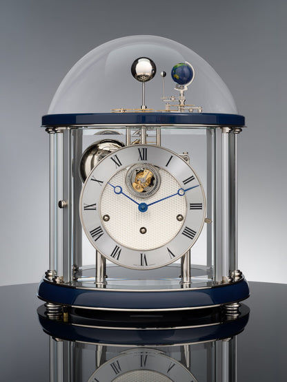 Tourbillon-Uhr mit rundem Zifferblatt, römischen Zahlen und blauem Sekundenzeiger