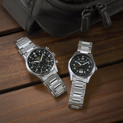Dwa zegarki Seiko z chronografem: stalowa bransoleta i czarna tarcza