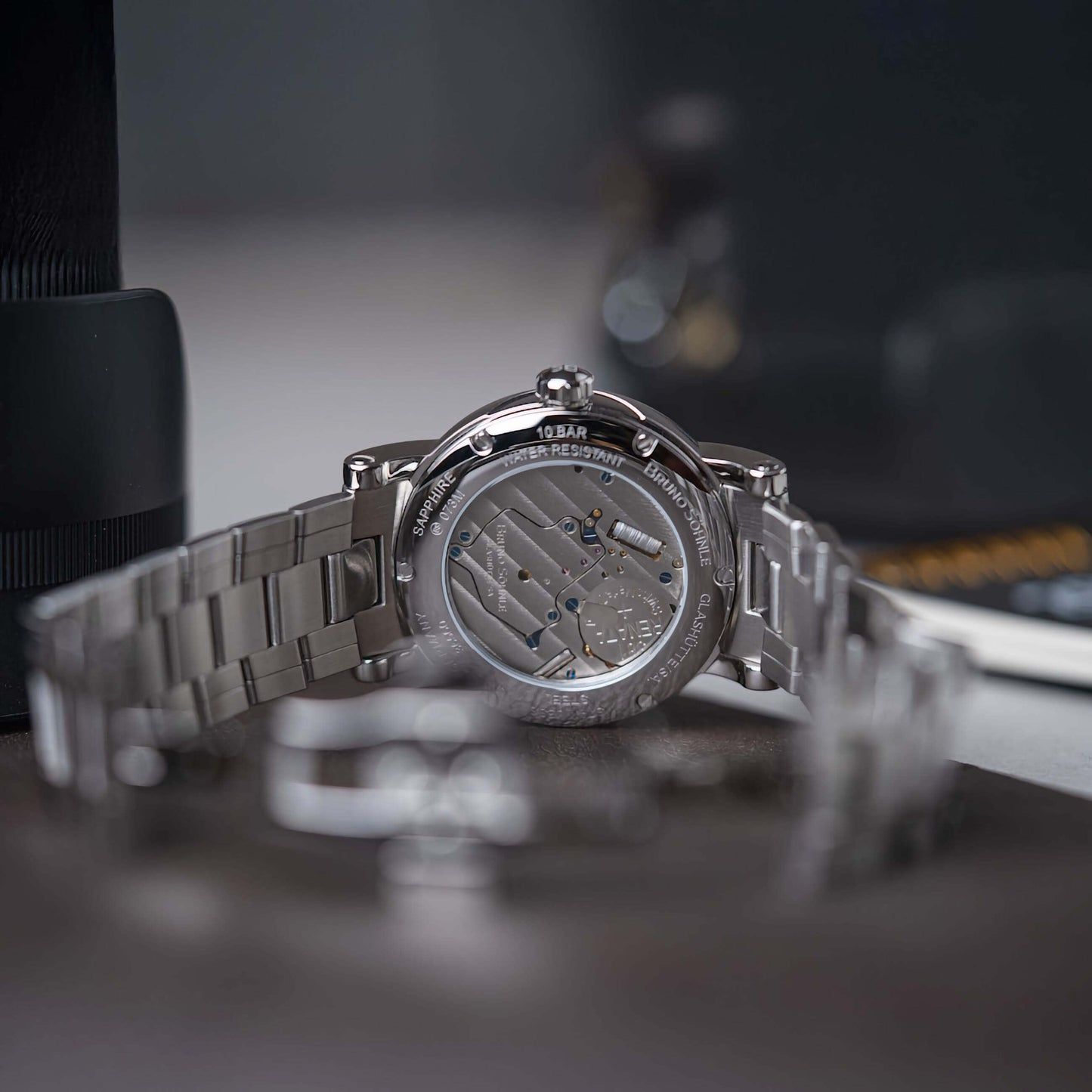 Uhr mit grauem Zifferblatt und silbernem Metallarmband, Nahansicht des Gehäuses