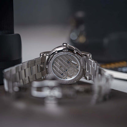 Uhr mit grauem Zifferblatt und silbernem Metallarmband, Nahansicht des Gehäuses