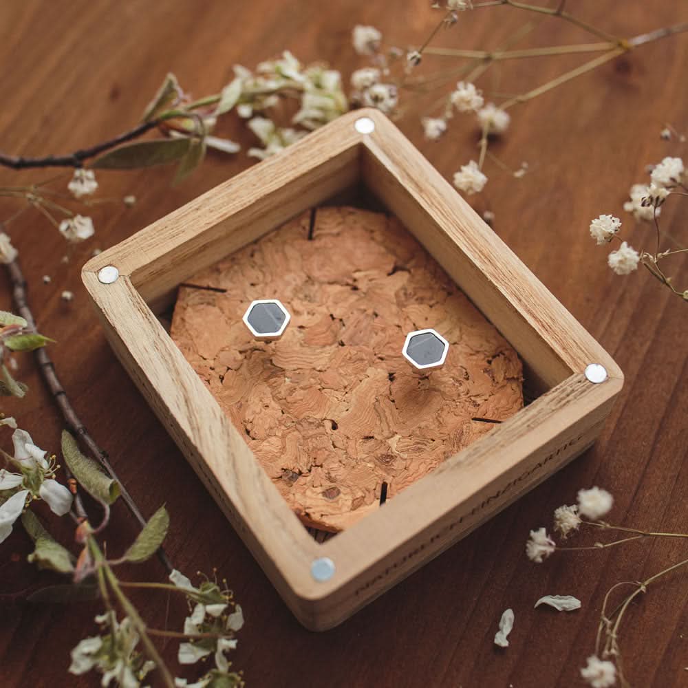 Orecchini a facciata quadrati con marmo nero - anima in legno Modello: Jewelry