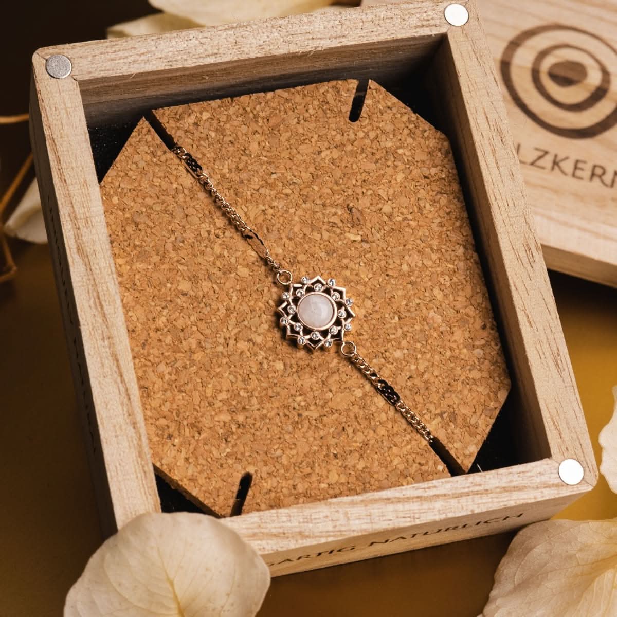 https://www.holzkern.com/media/catalog/product/4/_/4_220124_composition_gem_armband_mondstein_rose_cv_14.jpg