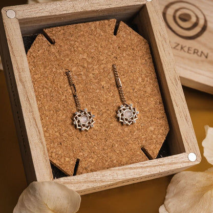https://www.holzkern.com/media/catalog/product/4/_/4_220124_composition_gem_ohrringe_mondstein_rose_cv_11.jpg