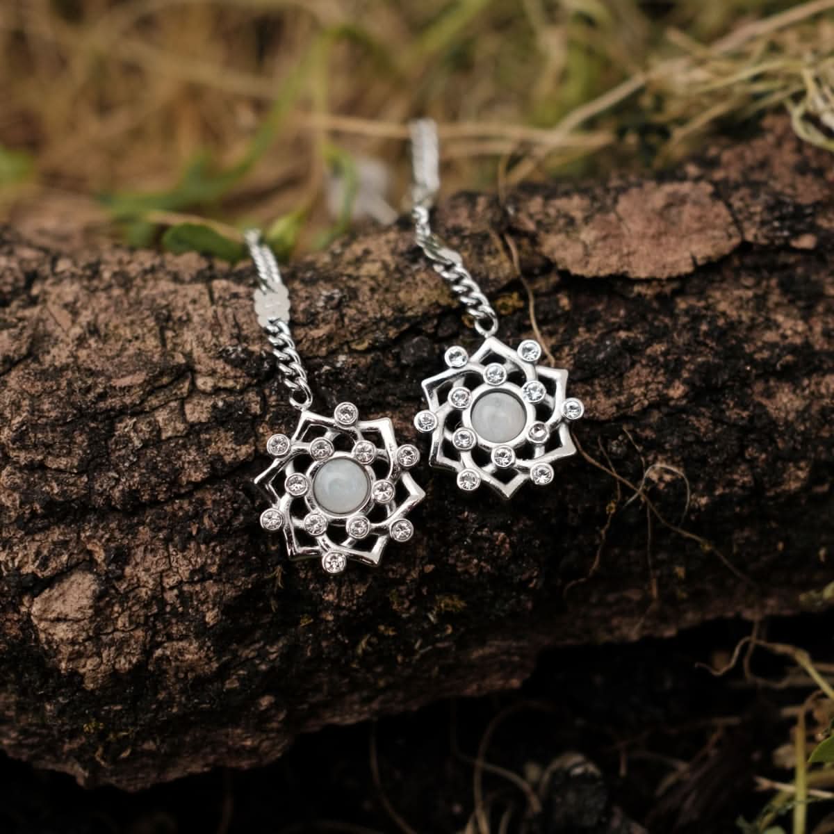https://www.holzkern.com/media/catalog/product/7/_/7_220124_composition_gem_ohrringe_mondstein_silber_cv_20.jpg