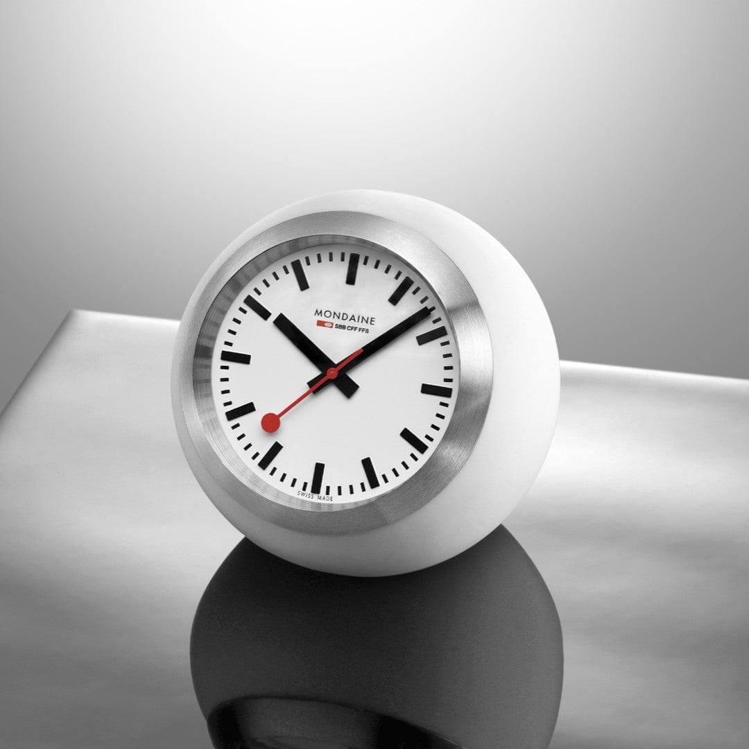 Mondaine Globe Clock A660.30335.16SBA Armbanduhr Weiß • Schweizer Quarzwerk • Mineralglas, Bild 2