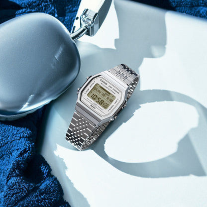 Casio Vintage Armbanduhr mit Metallband und eckigem Digitaldisplay auf Textil