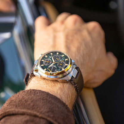 Citizen Promaster Land Armbanduhr am Handgelenk, grünes Chronographenzifferblatt, Lederband