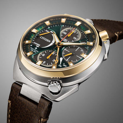 Citizen Promaster Land Armbanduhr schräg: grünes Zifferblatt, goldene Lünette, braunes Lederband
