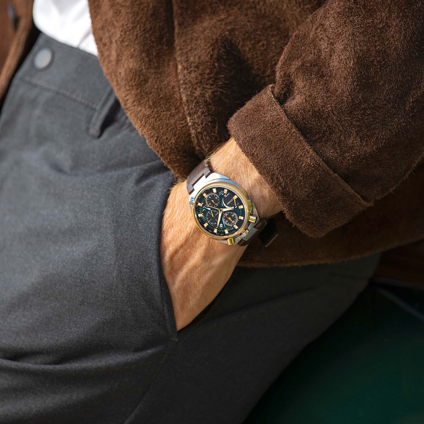 Citizen Promaster Land Herrenarmbanduhr am Handgelenk, grünes Zifferblatt, braunes Lederband