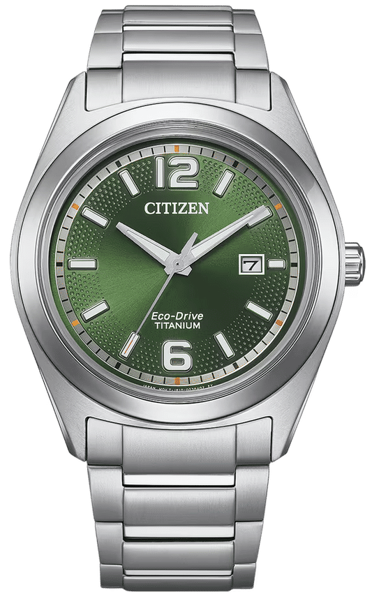 Herrenarmbanduhr Citizen mit silbernem Super-Titanium-Armband, grünem Zifferblatt und Datum bei 7