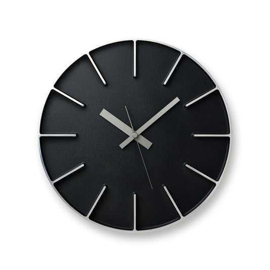 Schwarze runde Wanduhr mit silbernen Zeigern und schmalen Indexstrichen