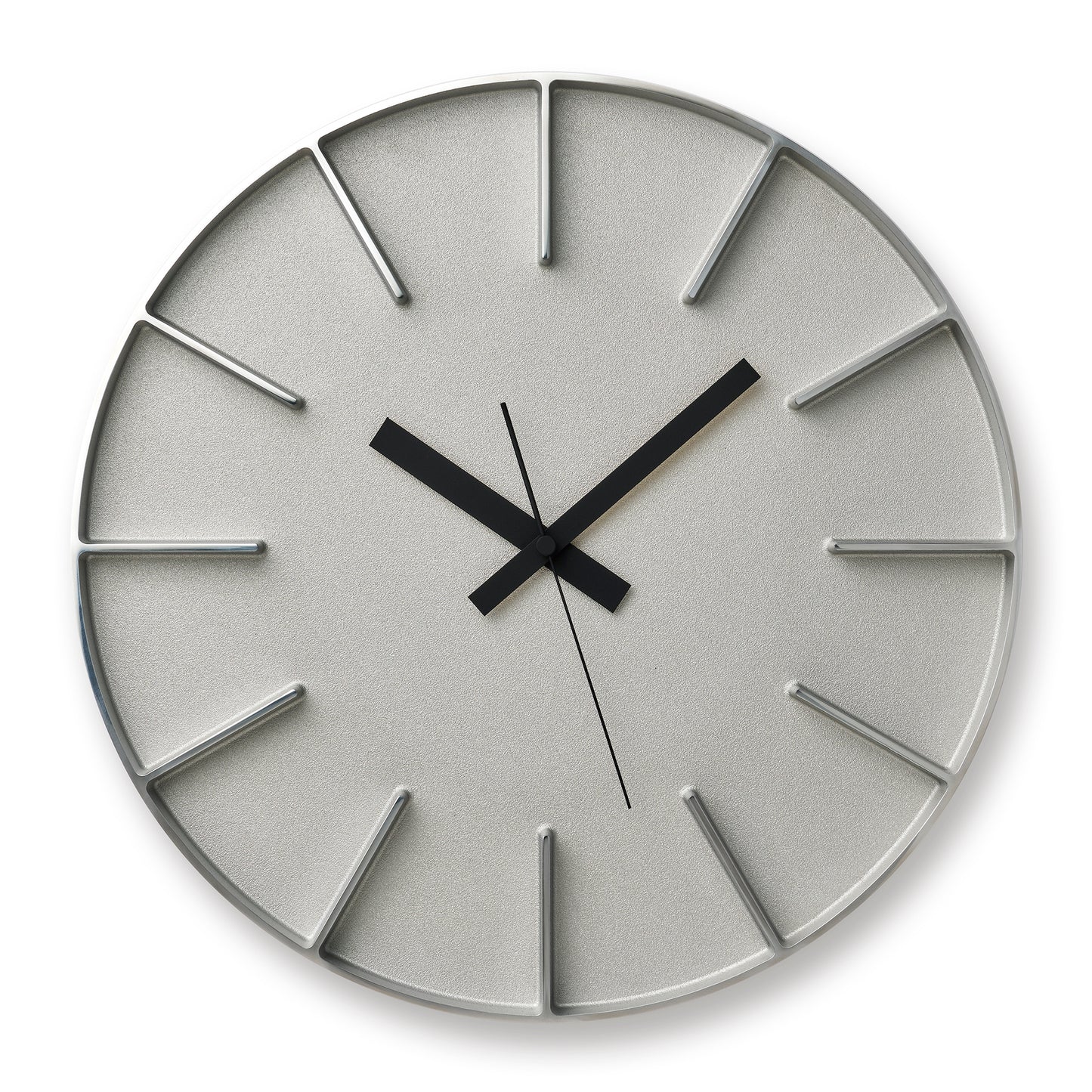 Lemnos Edge Wanduhr mit silbernem runden Zifferblatt und schwarzen Zeigern, Stabindizes
