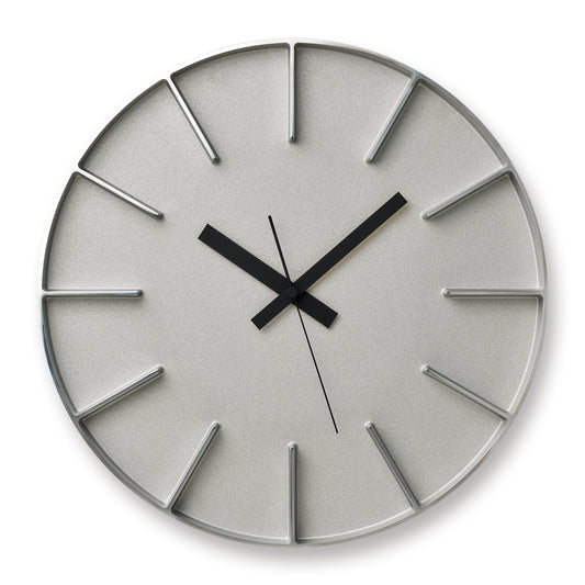 Lemnos Edge Wanduhr mit silbernem runden Zifferblatt und schwarzen Zeigern, Stabindizes