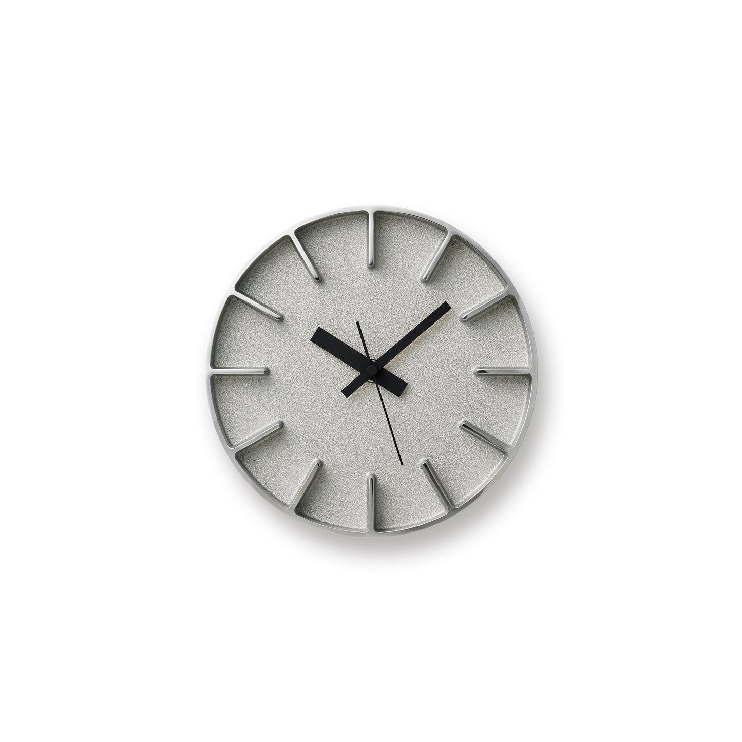 Runde Wanduhr mit silbernem Zifferblatt, schwarzen Zeigern und Strichindizes