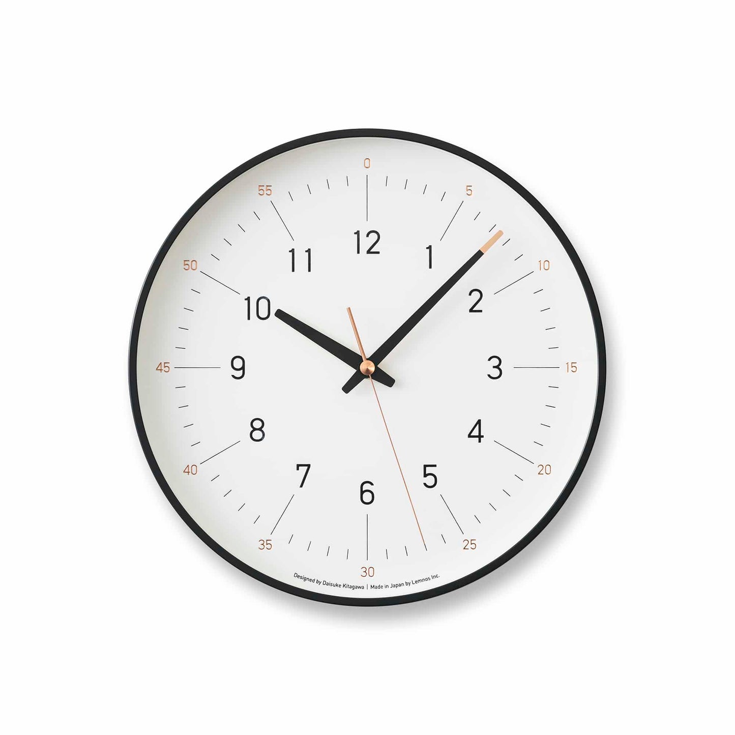 Weiße Wanduhr mit schwarzem Rand, arabischen Ziffern und Sweep-Quarzwerk.