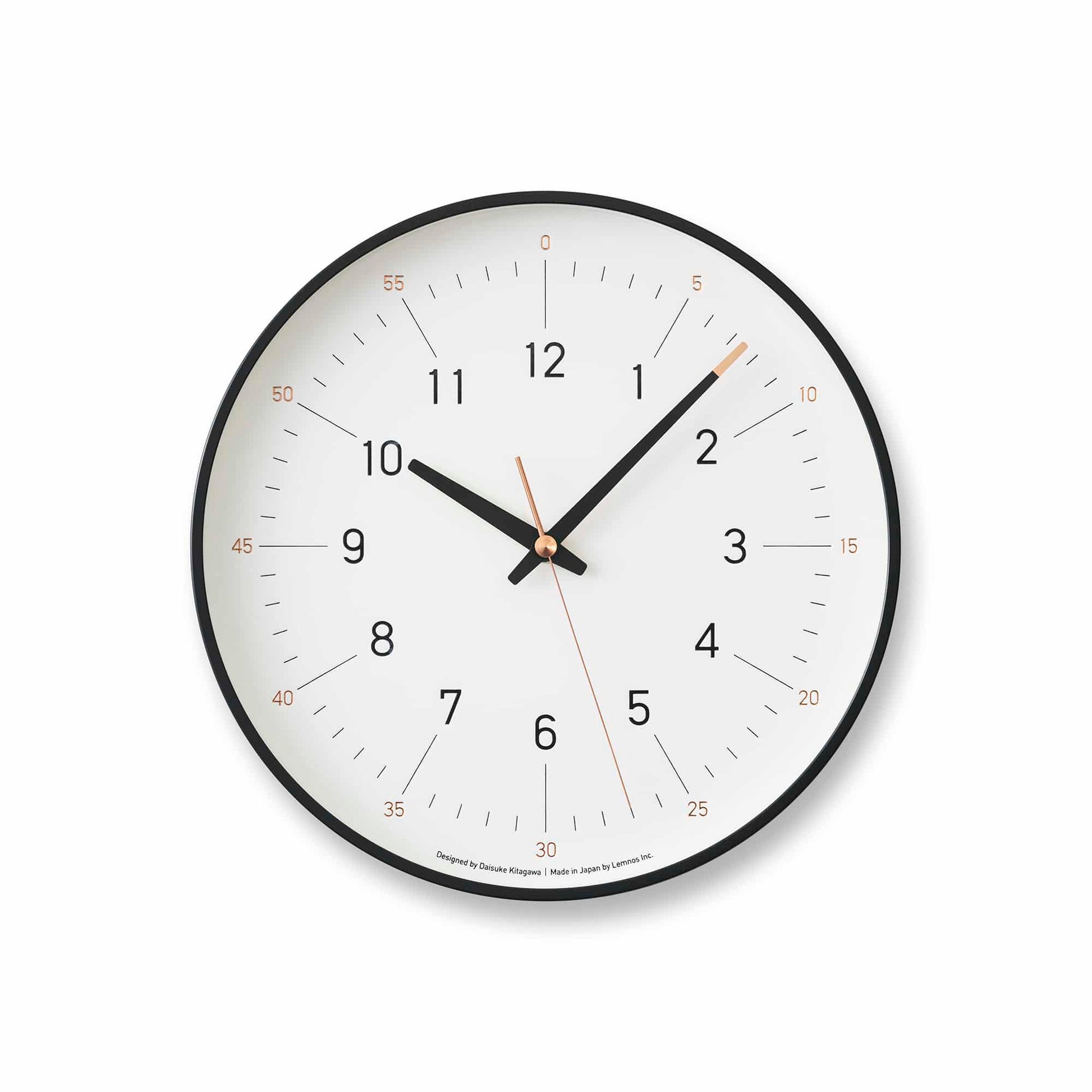 Weiße Wanduhr mit schwarzem Rand, arabischen Ziffern und Sweep-Quarzwerk.