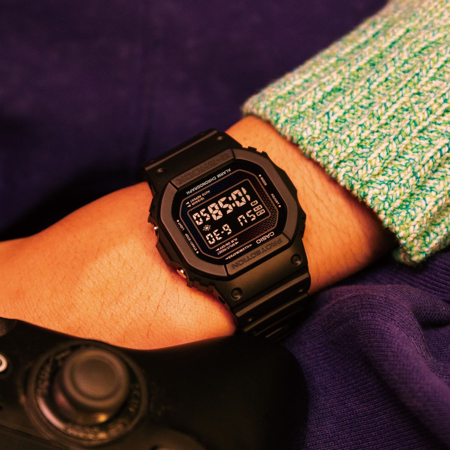 Casio DW-5600RW-1ER G-Shock Herrenuhr Schwarz/Regenbogen • Regenbogen-Dampfbeschichtung • Digitales Ziegelwandmuster, Bild 3