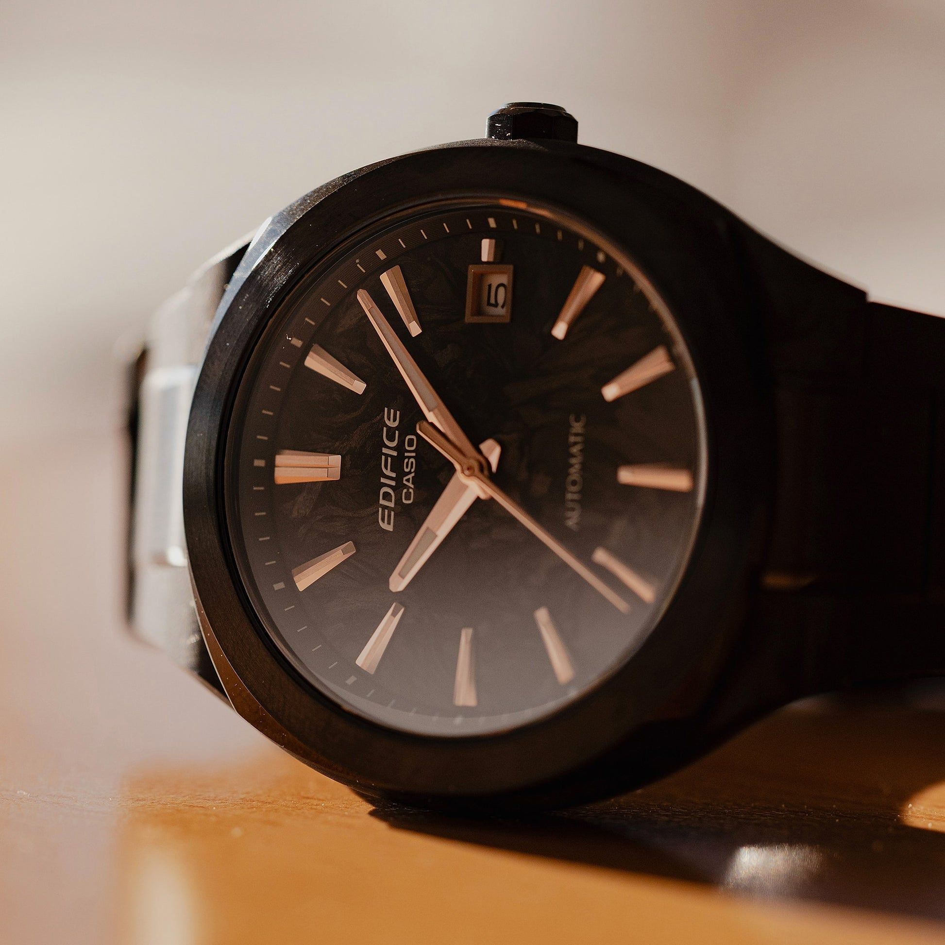Casio Edifice Herrenarmbanduhr mit schwarzem Zifferblatt und Indexen, analoge Zeiger