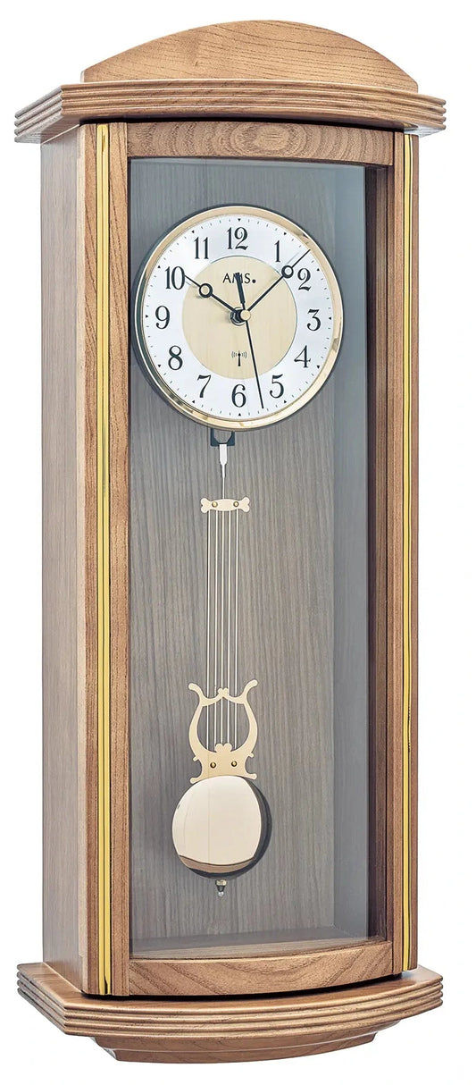 Wanduhr mit eichelackiertem Holzgehäuse, rundem Zifferblatt und Pendelvorrichtung
