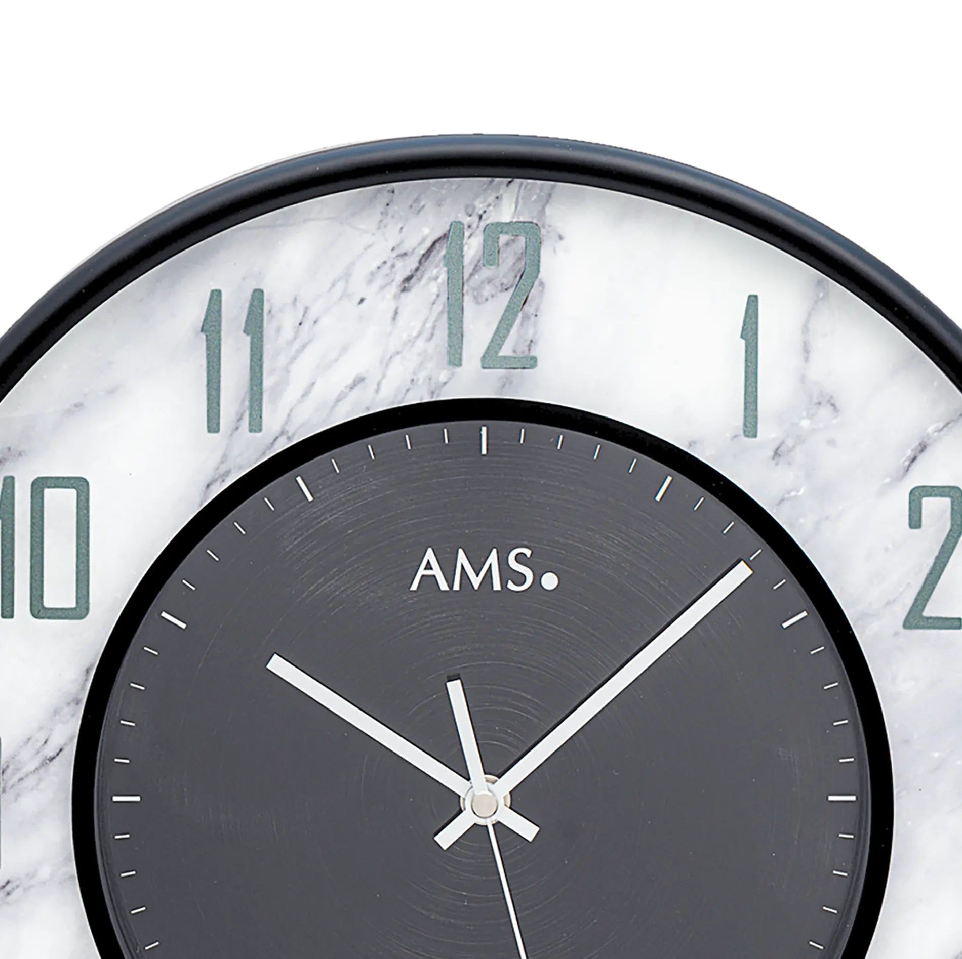Wanduhr-Zifferblatt im Detail: türkis Zahlen, dunkles Zifferblatt, schwarze Zeiger