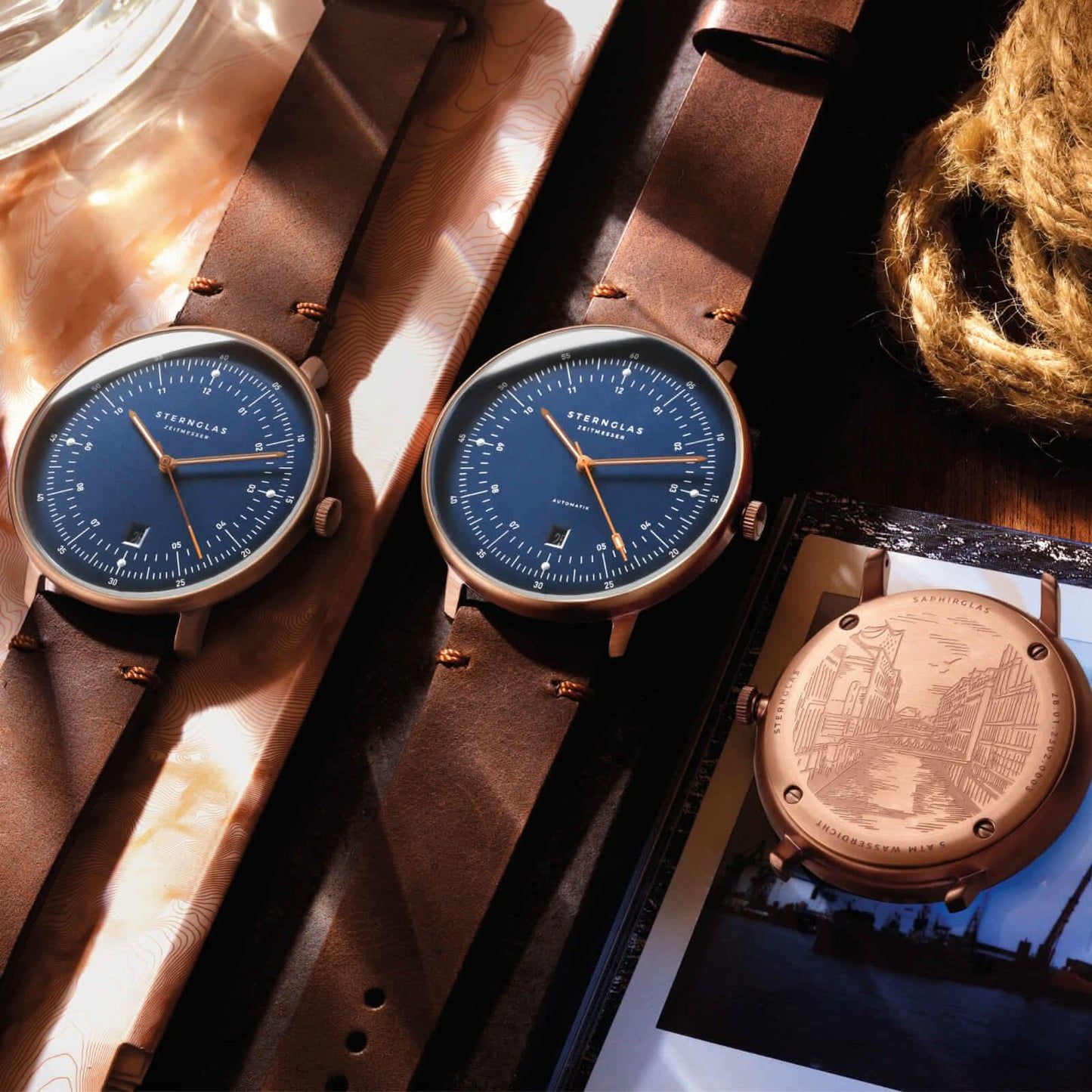 Alt text: Bronzo blu con dettagli in oro