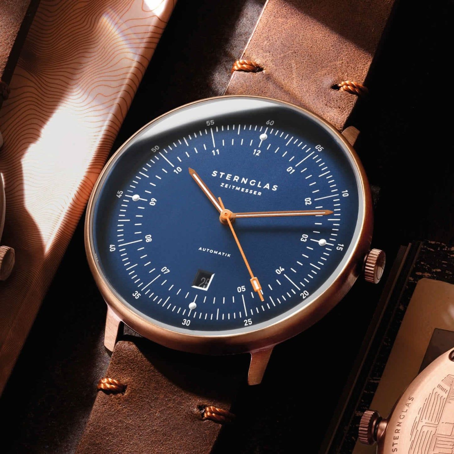 Alt text: Bronzo blu HH A