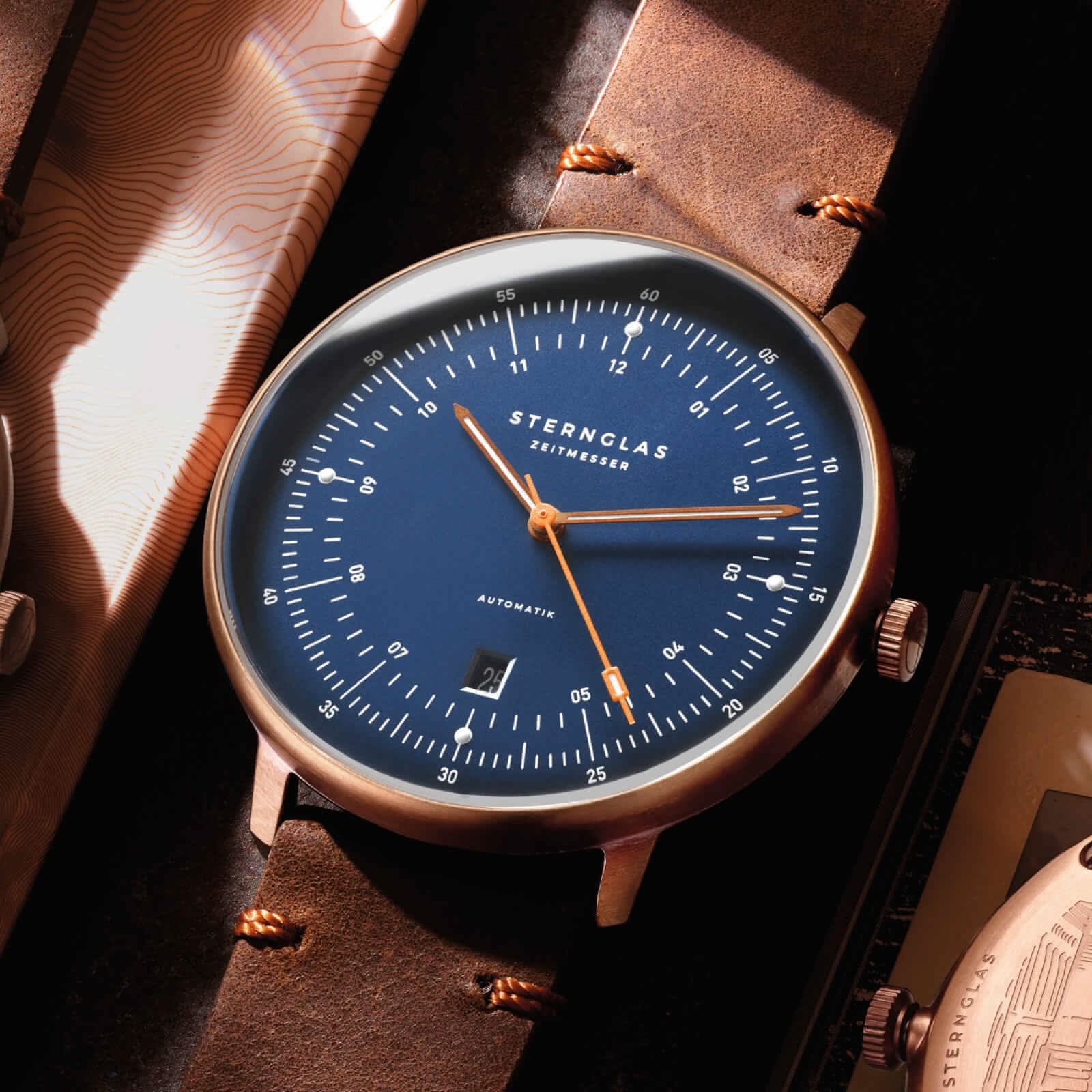 Alt text: Bronzo blu HH A