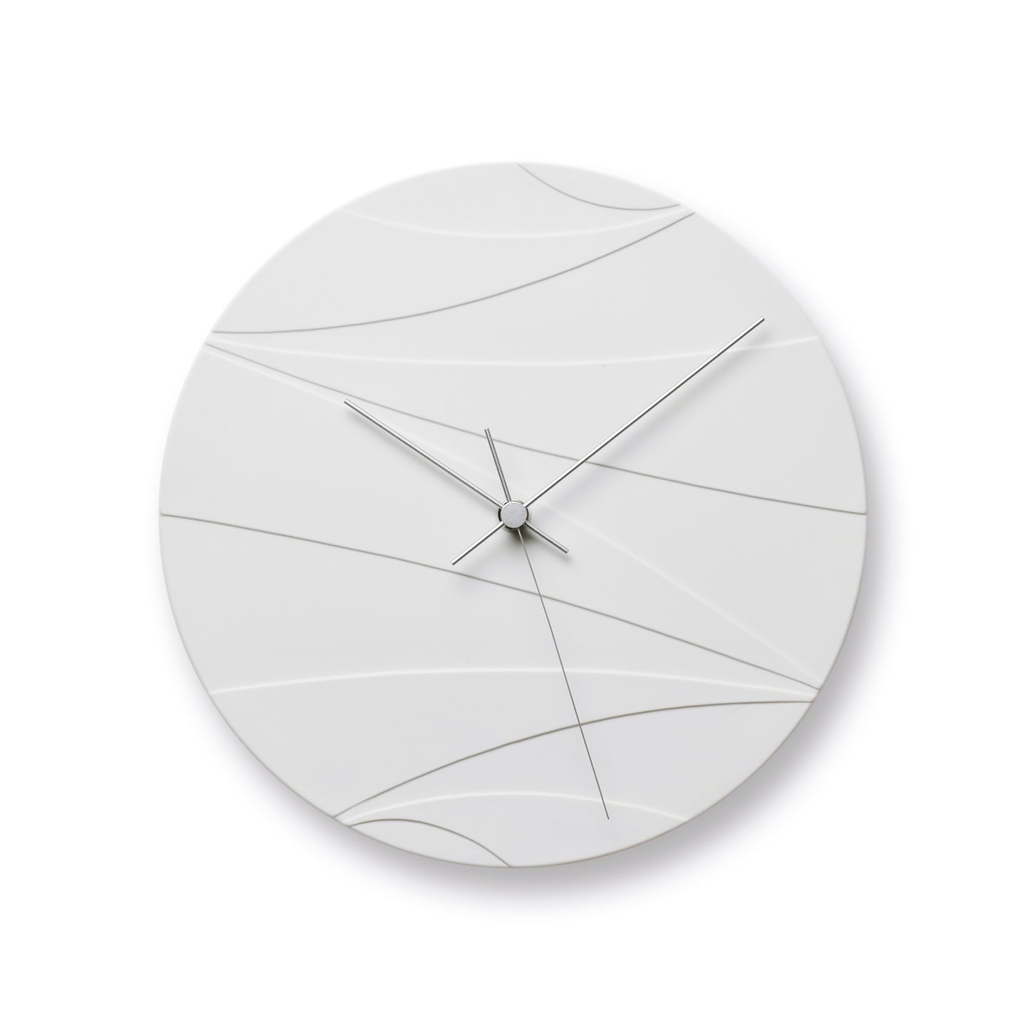 Weiße Wanduhr mit abstrakten Linien, schlanken Zeigern und runder Glasoptik