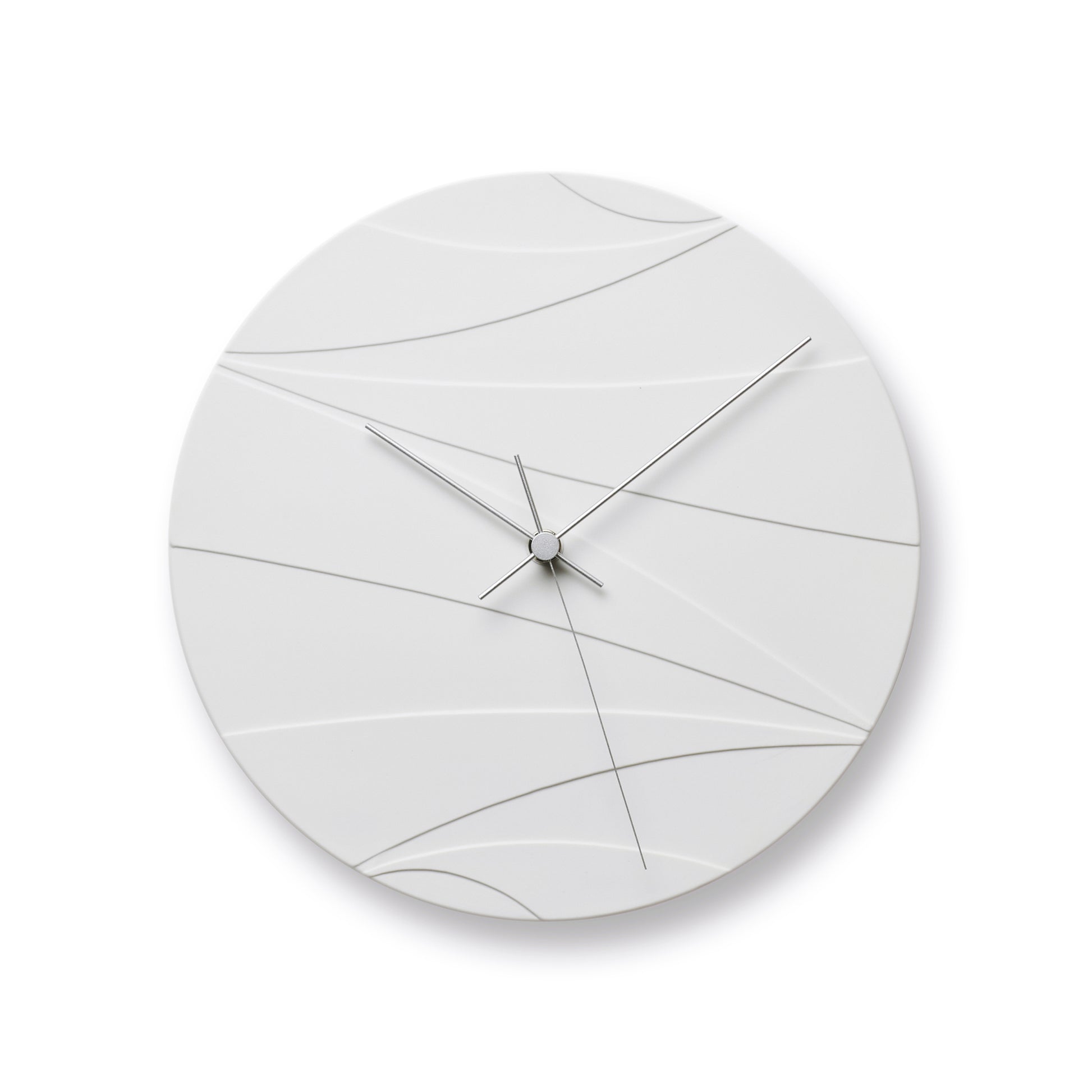 Weiße Wanduhr mit abstrakten Linien, schlanken Zeigern und runder Glasoptik
