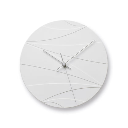 Weiße Wanduhr mit abstrakten Linien, schlanken Zeigern und runder Glasoptik