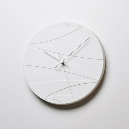 Weiße runde Wanduhr mit feinen Linien, zwei langen Zeigern und hellem Mittelpunkt