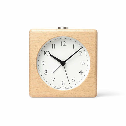 Quadratische Holz-Weckeruhr mit weißem Zifferblatt und schwarzen Zeigern