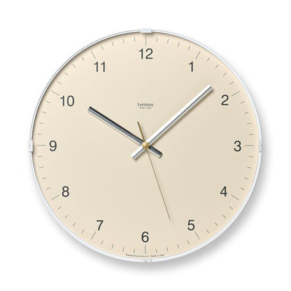 Beige Wanduhr mit silbernem Rahmen, Ziffernblatt und Metallzeigern, Lemnos