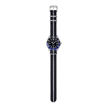 Orologio subacqueo Casio con quadrante blu e cinturino in tessuto scuro, ghiera girevole