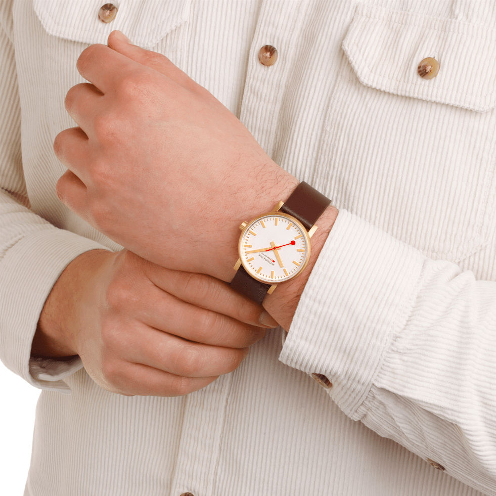 Mondaine evo2 MSE.40112.LGV Herrenuhr Braun • Saphirglas • Veganes Traubenleder, Bild 2