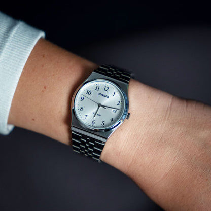Orologio da polso Casio con cinturino in acciaio inossidabile argentato e quadrante bianco con numeri arabi