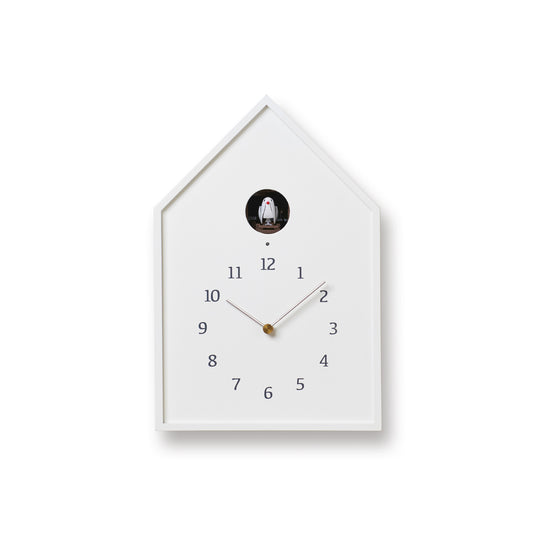 Vogelhaus-Wanduhr mit weißem Gehäuse, Ziffern und Zeigern, runde Öffnung oben