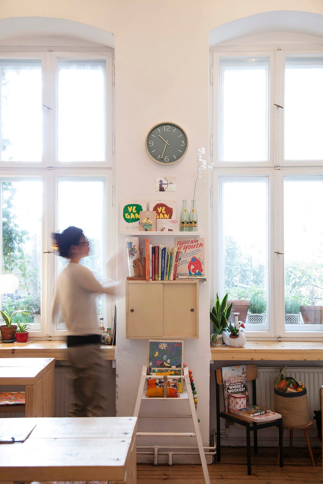Kompakte Wanduhr mit grauem Zifferblatt und goldenen Zeigern