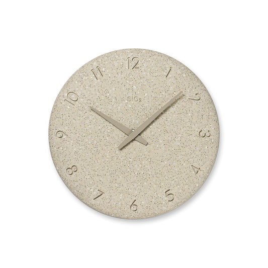 Beige gesprenkelte Wanduhr mit goldenen Ziffern und drei Zeigern