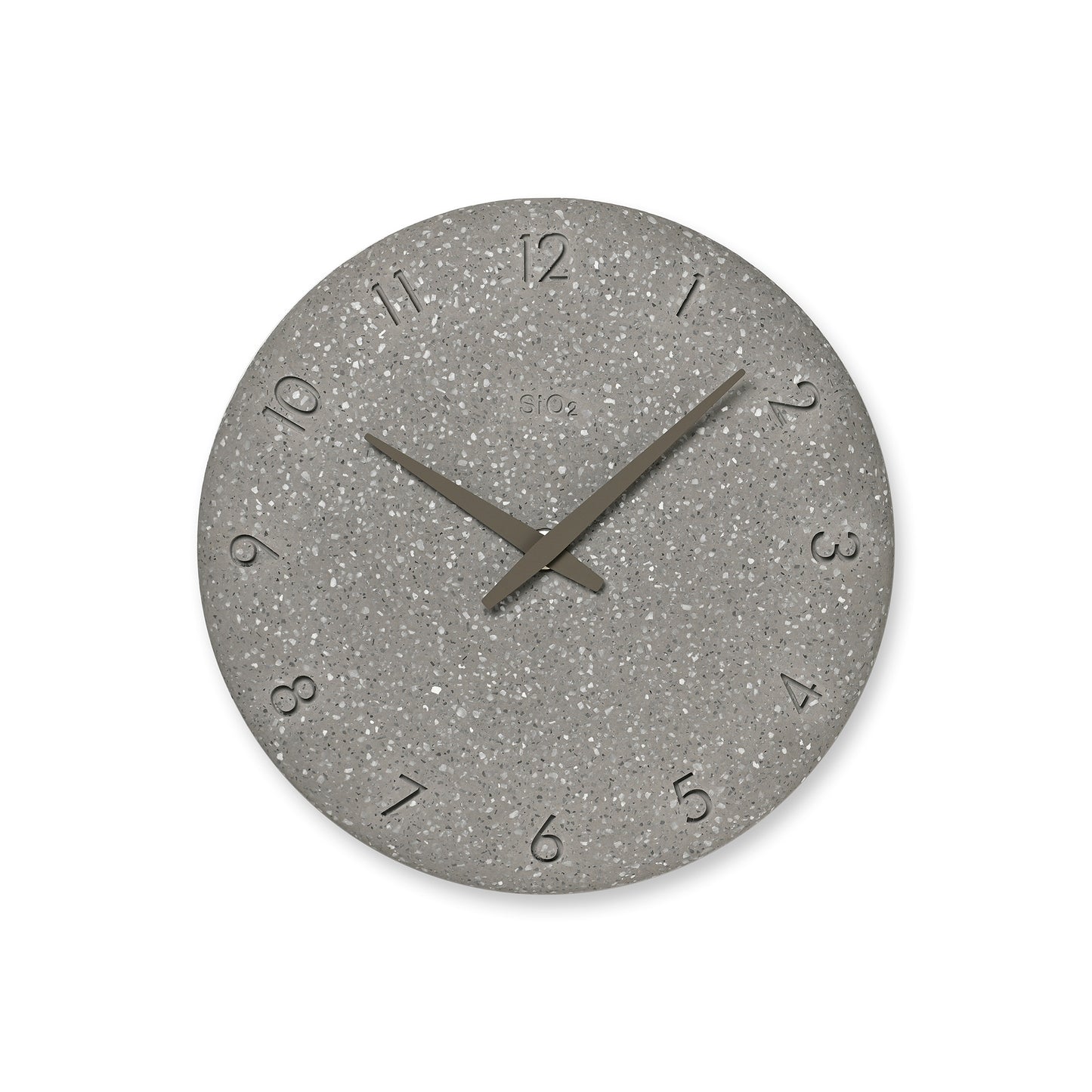 Graue Quarzwanduhr mit steiniger, gesprenkelter Oberfläche und silbernen Zeigern