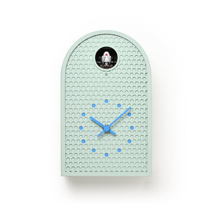 Mintblaue Wanduhr mit gekrümmter Form, Lochmuster und blauen Zeigern