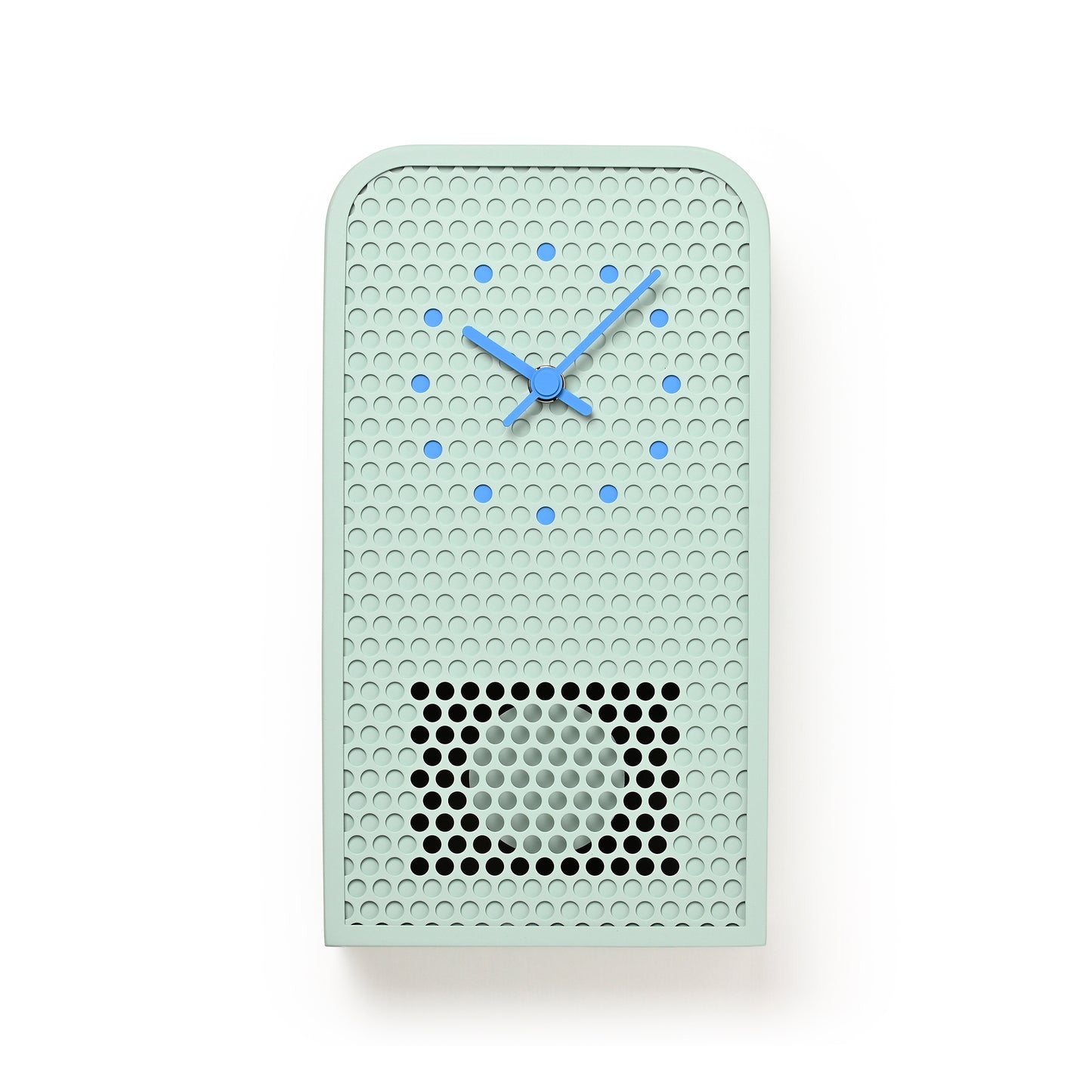 Mintblaue Wanduhr mit gelochtem Muster, blauem Zeiger und sichtbarem Pendelbereich unten