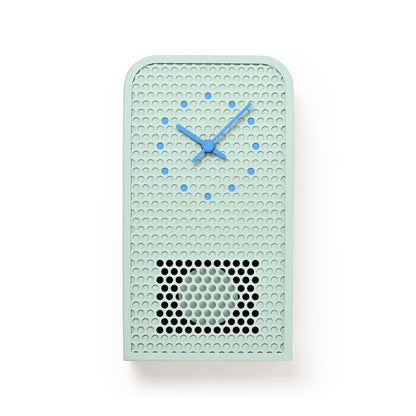 Mintblaue Wanduhr mit gelochtem Muster, blauem Zeiger und sichtbarem Pendelbereich unten