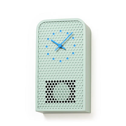 Mintblaue Wanduhr mit gelochtem Muster, blauem Zeiger und rundem Öffnungsfeld unten