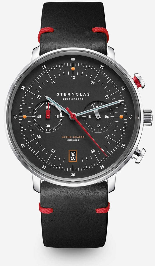 alt
Orologio Hamburg Chrono Edition Neuwerk nero-argento, quadrante vintage nero-rosso, vista frontale su sfondo grigio