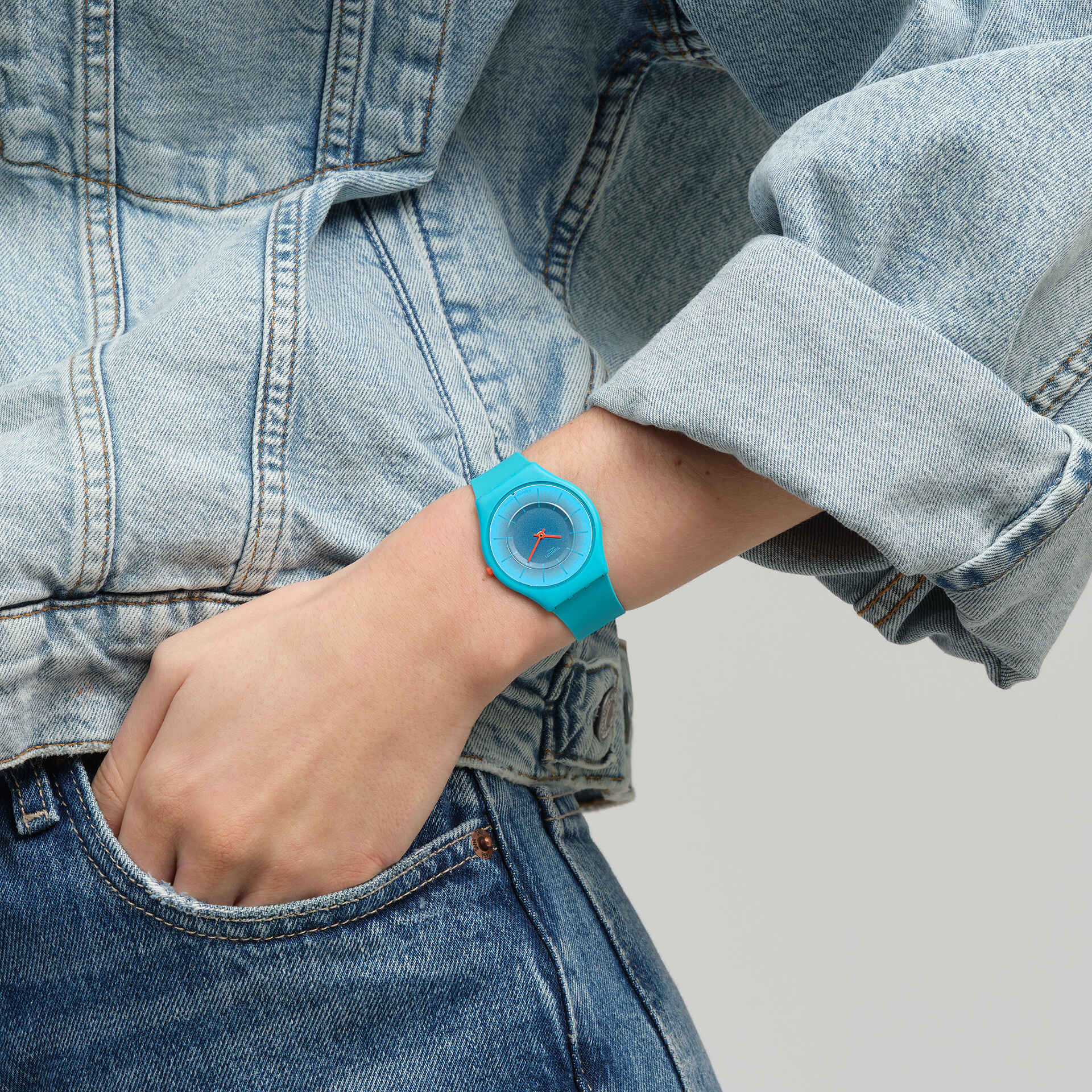 Swatch Skin SS08N114 Radiantly Teal Damenuhr • Ultra-dünnes Gehäuse aus biobasierten Materialien • Farbverlauf-Zifferblatt