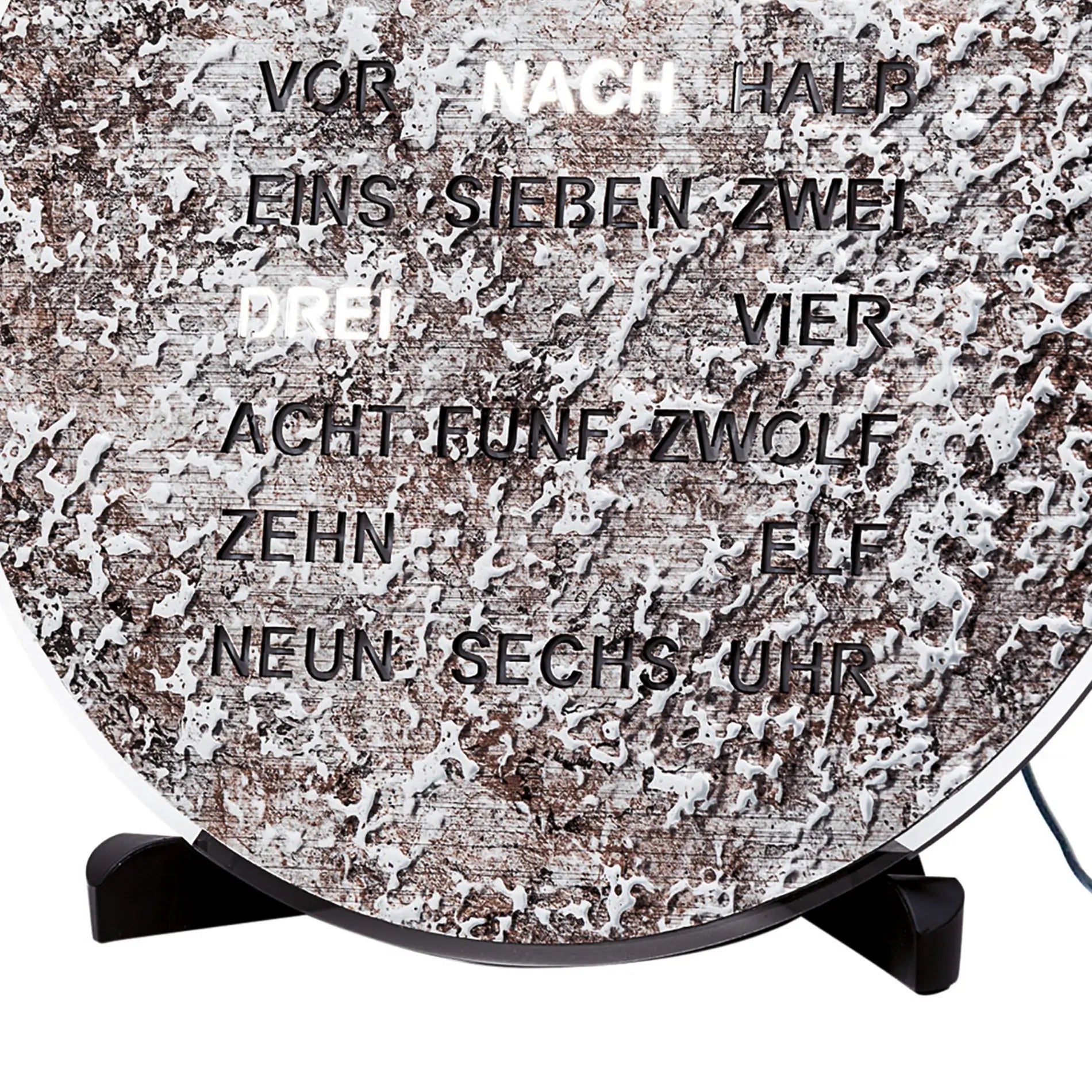 Detail einer runden LED-Wortanzeige-Uhr mit gesprenkeltem Ziffernblatt