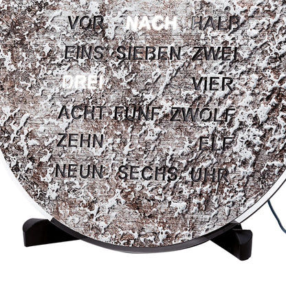 Detail einer runden LED-Wortanzeige-Uhr mit gesprenkeltem Ziffernblatt