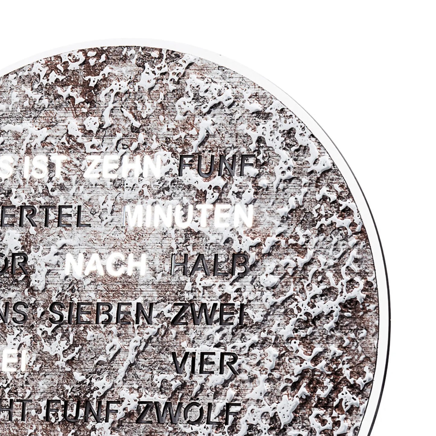 Rundes Ziffernblatt einer LED-Wortanzeige-Uhr mit gesprenkelter Oberfläche