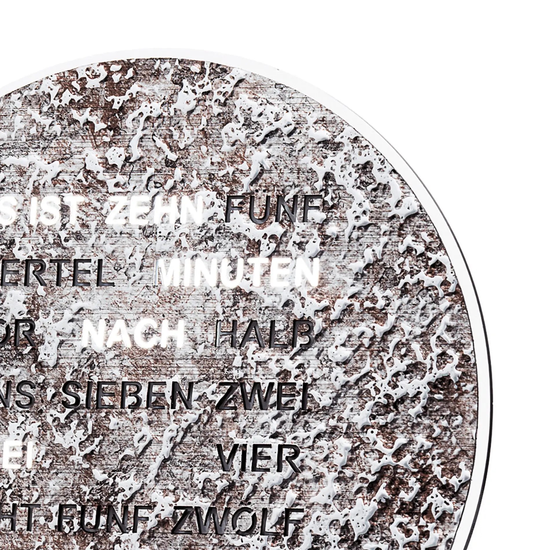 Rundes Ziffernblatt einer LED-Wortanzeige-Uhr mit gesprenkelter Oberfläche